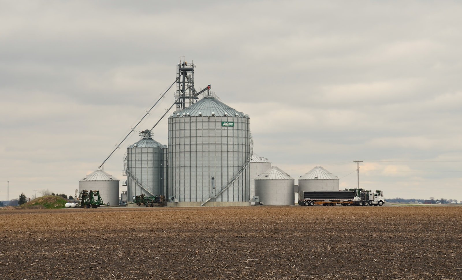 Silos de acopio de cereal en el campo con un cami&oacute;n cerealero cargando